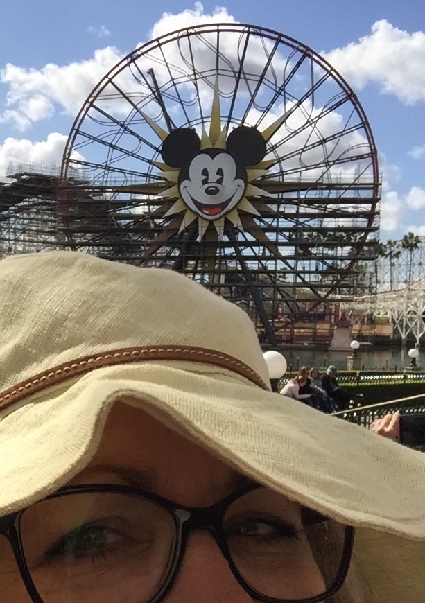 Image - Disney Lamp Post Scene - 2018-2